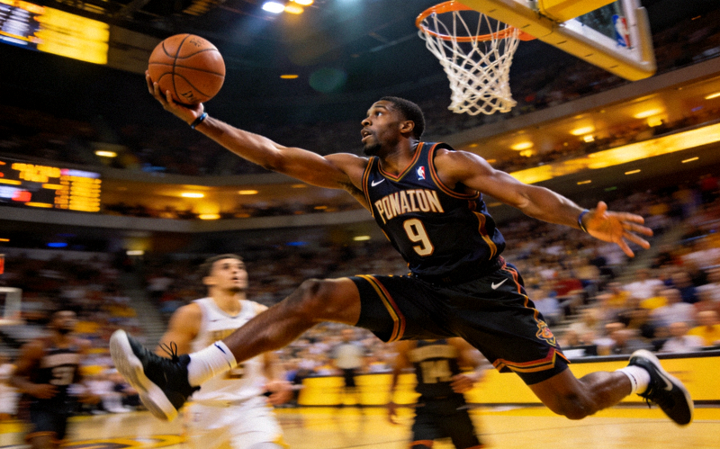 NBA 常规赛比赛画面，球员突破上篮的瞬间